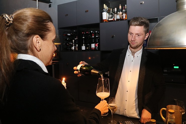 Rīgas demokrātiskais vīna bārs «Garage» svin 10 gadu jubileju ar Roberta Koļcova darbu izstādi 290799