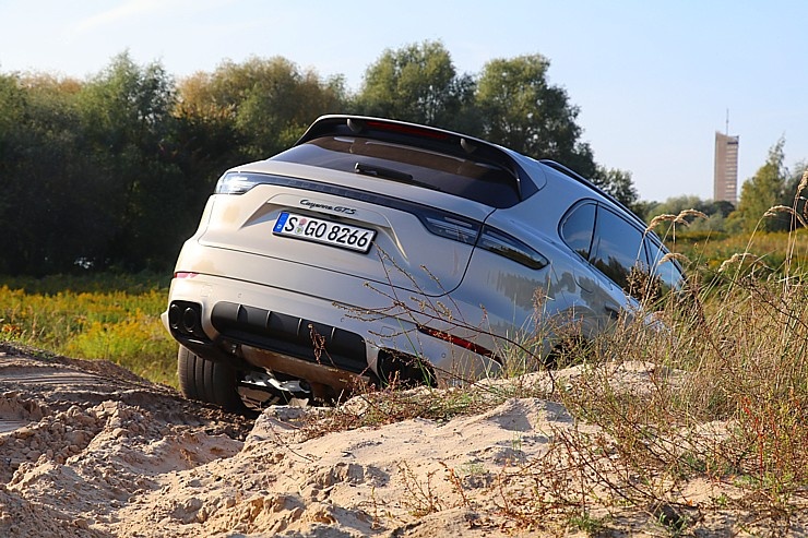 Travelnews.lv apceļo Rīgu ar jaudīgo un jauno «Porsche Cayenne GTS» 290936