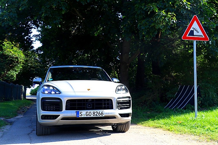 Travelnews.lv apceļo Rīgu ar jaudīgo un jauno «Porsche Cayenne GTS» 290941