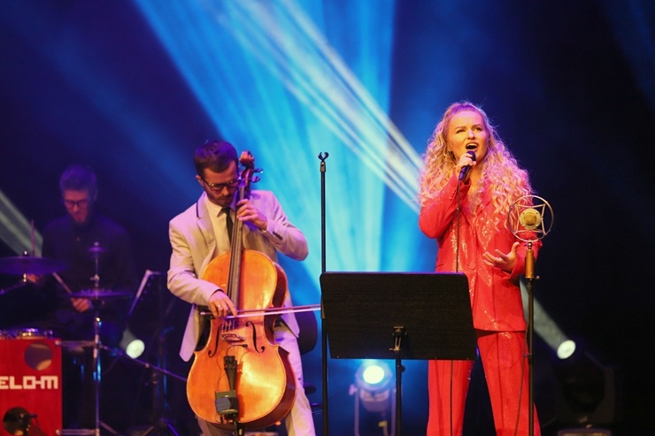 Melo-M un Dināra Rudāne ar lielām emocijām uzstājas Liepājas koncertzālē «Lielais dzintars». Foto: Līga Tetere 291033