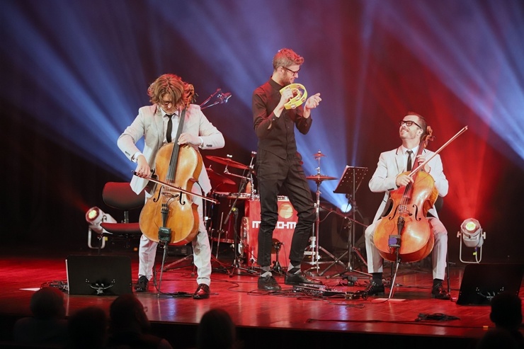 Melo-M un Dināra Rudāne ar lielām emocijām uzstājas Liepājas koncertzālē «Lielais dzintars». Foto: Līga Tetere 291034