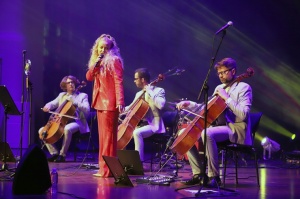 Melo-M un Dināra Rudāne ar lielām emocijām uzstājas Liepājas koncertzālē «Lielais dzintars». Foto: Līga Tetere 2