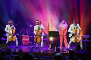 Melo-M un Dināra Rudāne ar lielām emocijām uzstājas Liepājas koncertzālē «Lielais dzintars». Foto: Līga Tetere 11
