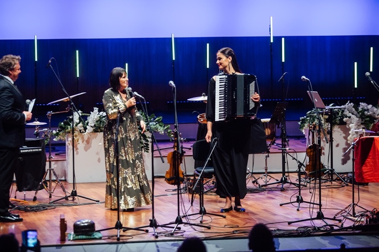 Lielajā ģildē skan Ineses Galantes projekts «VIVA LATVIJA» kopā ar etnomūzikas grupu «Tautumeitas». Foto: Mārcis Gaujenietis 291115