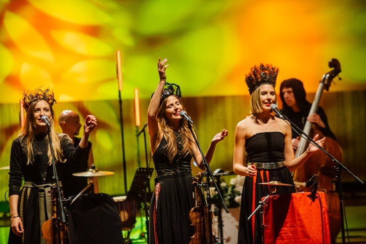 Lielajā ģildē skan Ineses Galantes projekts «VIVA LATVIJA» kopā ar etnomūzikas grupu «Tautumeitas». Foto: Mārcis Gaujenietis 291117