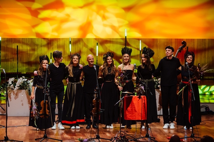 Lielajā ģildē skan Ineses Galantes projekts «VIVA LATVIJA» kopā ar etnomūzikas grupu «Tautumeitas». Foto: Mārcis Gaujenietis 291125