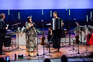 Lielajā ģildē skan Ineses Galantes projekts «VIVA LATVIJA» kopā ar etnomūzikas grupu «Tautumeitas». Foto: Mārcis Gaujenietis 3