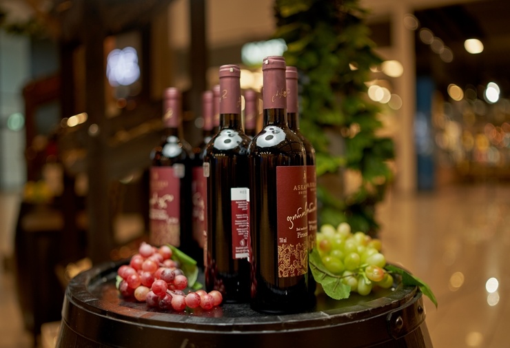 Valstu sadarbības ietvaros piedāvā Gruzijas vīnus, kas radīti pēc senām un izkoptām tradīcijām. Foto: Oskars Ludvigs 291158