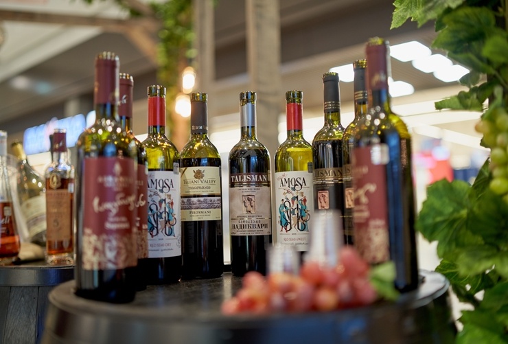 Valstu sadarbības ietvaros piedāvā Gruzijas vīnus, kas radīti pēc senām un izkoptām tradīcijām. Foto: Oskars Ludvigs 291163