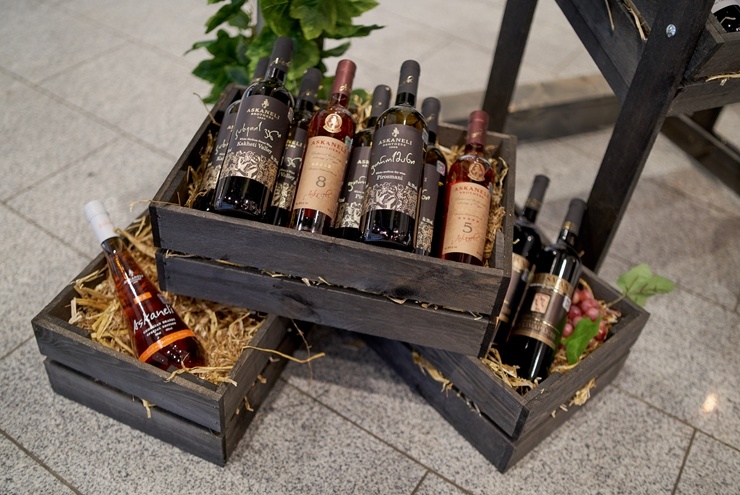 Valstu sadarbības ietvaros piedāvā Gruzijas vīnus, kas radīti pēc senām un izkoptām tradīcijām. Foto: Oskars Ludvigs 291165