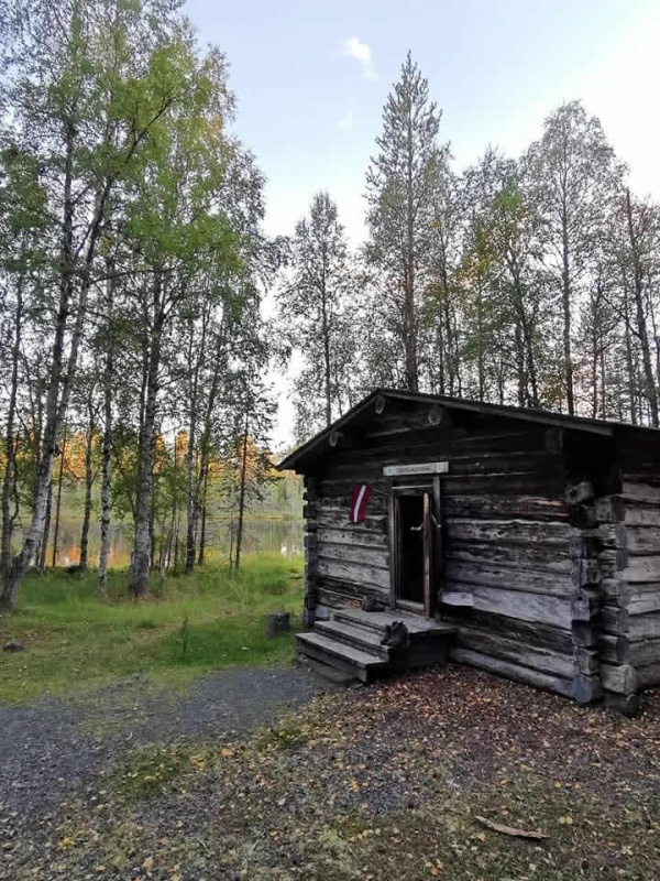 Namiņi parasti ātri aizpildās. Ja gadās kāds kaimiņš siltuma mīļotājs, iespējams, ka nakts būs grūta, jo krāsni var sakurināt arī ziemas režīmam 291237