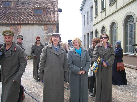 Baltijas valstu žurnālistiem tiek dota iespēja ietērpties dažādu armijas vienību uniformās 15629