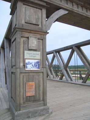 Kinopilsētiņā ir uzcelti trīs Rīgas tiltu fragmenti un visi uzraksti uz objektiem ir vecajā drukā 15630