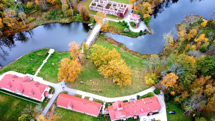 «Rankas muiža» ietērpusies košās rudens krāsās. Foto: Rankasmuiza.lv 292445