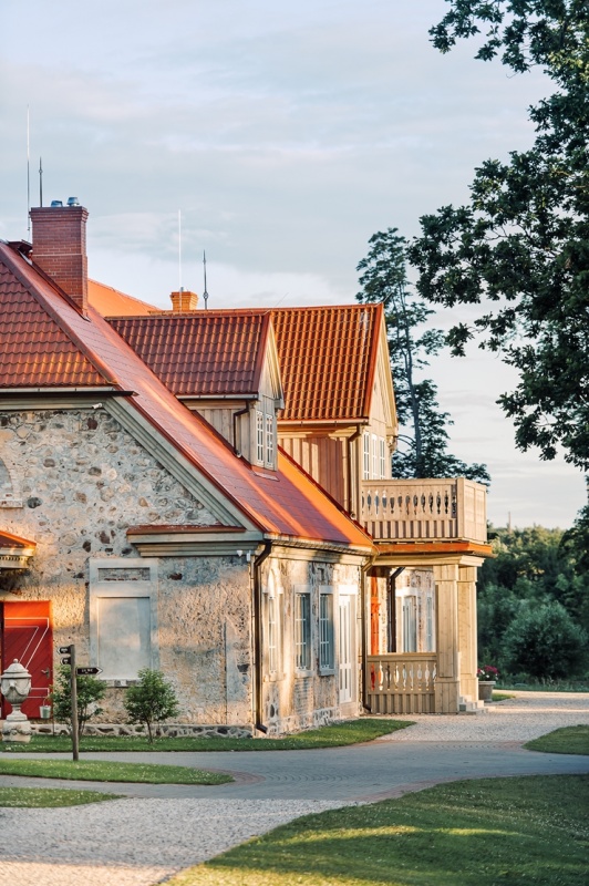 «Rankas muiža» ietērpusies košās rudens krāsās. Foto: Kristīne Grīnvalde 292468