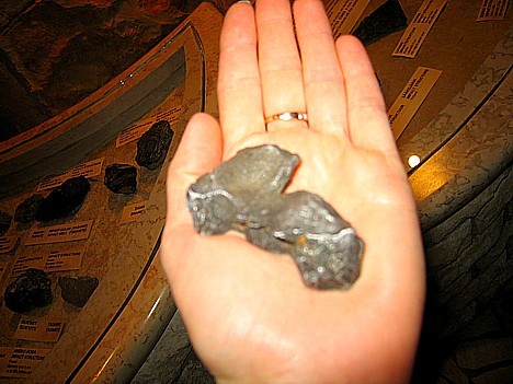 Mazie meteorīta paraugi ar dzelzs sastāvu tajos 15679