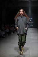Rīgas modes nedēļa «Riga Fashion Week» piedāvā jauniešu apģērbu kolekciju NATALIJA JANSONE. Foto: Mark Litvyakov 16