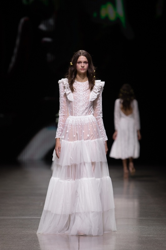 Rīgas modes nedēļa «Riga Fashion Week» piedāvā balto kleitu kolekciju KATYA KATYA LONDON 293512