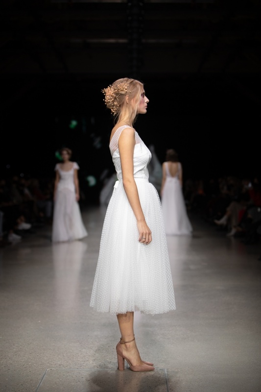 Rīgas modes nedēļa «Riga Fashion Week» piedāvā balto kleitu kolekciju KATYA KATYA LONDON 293513