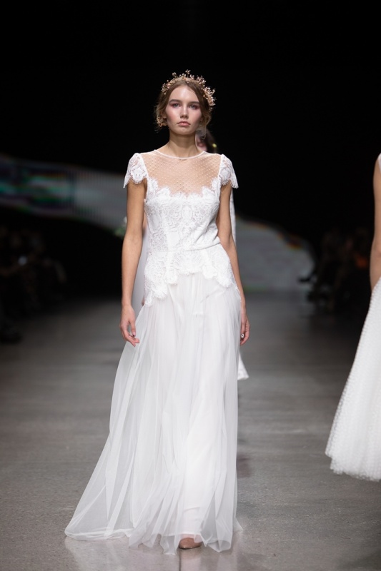 Rīgas modes nedēļa «Riga Fashion Week» piedāvā balto kleitu kolekciju KATYA KATYA LONDON 293514
