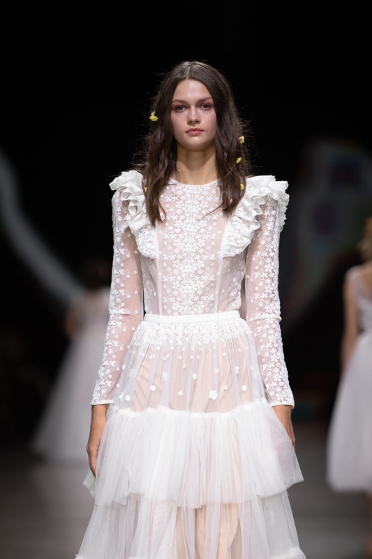 Rīgas modes nedēļa «Riga Fashion Week» piedāvā balto kleitu kolekciju KATYA KATYA LONDON 293515