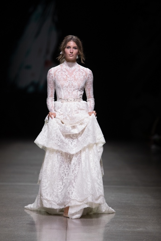 Rīgas modes nedēļa «Riga Fashion Week» piedāvā balto kleitu kolekciju KATYA KATYA LONDON 293517