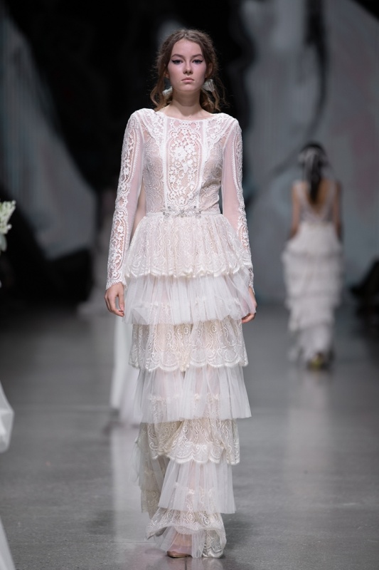 Rīgas modes nedēļa «Riga Fashion Week» piedāvā balto kleitu kolekciju KATYA KATYA LONDON 293520
