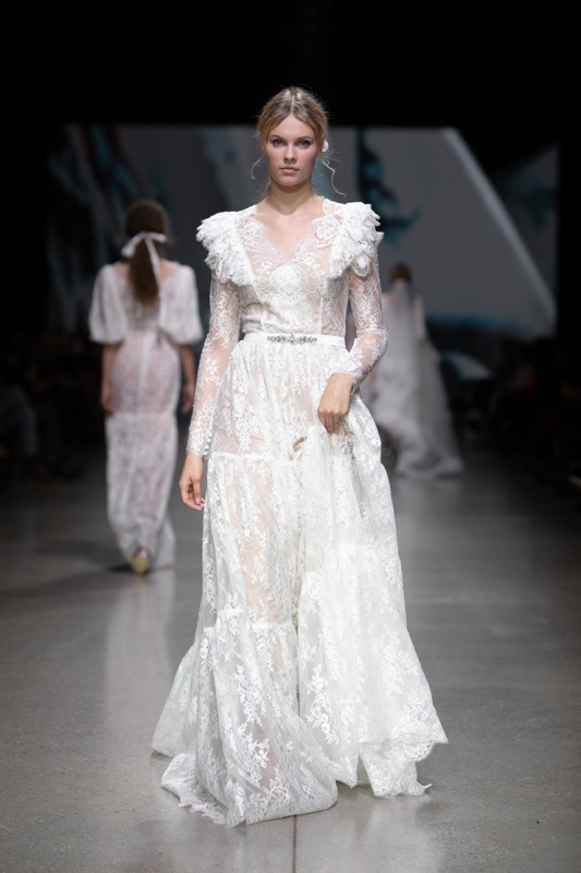 Rīgas modes nedēļa «Riga Fashion Week» piedāvā balto kleitu kolekciju KATYA KATYA LONDON 293523