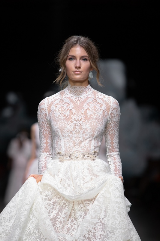 Rīgas modes nedēļa «Riga Fashion Week» piedāvā balto kleitu kolekciju KATYA KATYA LONDON 293524
