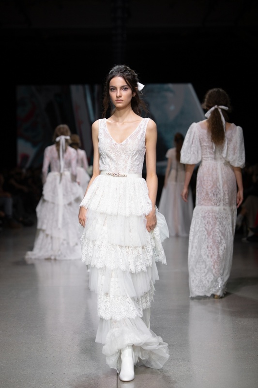 Rīgas modes nedēļa «Riga Fashion Week» piedāvā balto kleitu kolekciju KATYA KATYA LONDON 293526