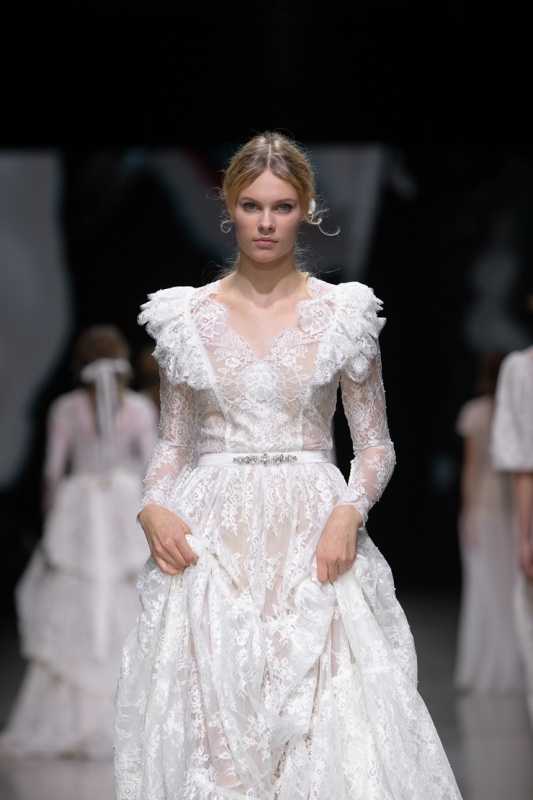Rīgas modes nedēļa «Riga Fashion Week» piedāvā balto kleitu kolekciju KATYA KATYA LONDON 293527