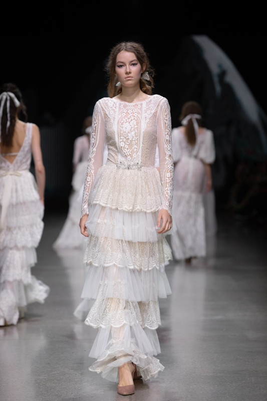 Rīgas modes nedēļa «Riga Fashion Week» piedāvā balto kleitu kolekciju KATYA KATYA LONDON 293528