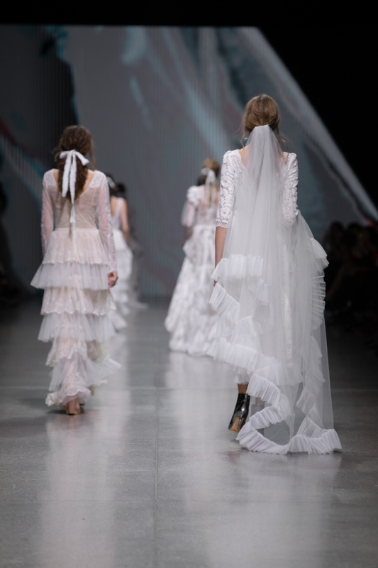 Rīgas modes nedēļa «Riga Fashion Week» piedāvā balto kleitu kolekciju KATYA KATYA LONDON 293529