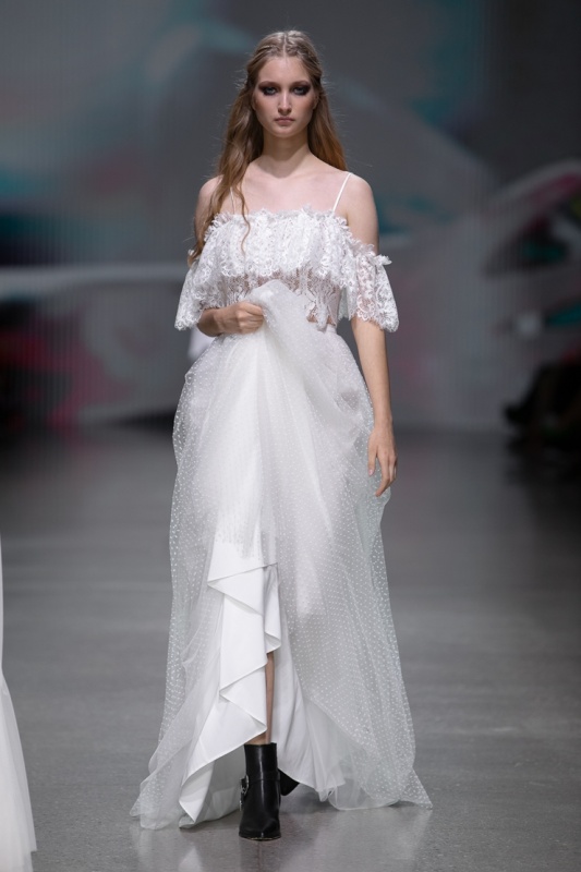 Rīgas modes nedēļa «Riga Fashion Week» piedāvā balto kleitu kolekciju KATYA KATYA LONDON 293531