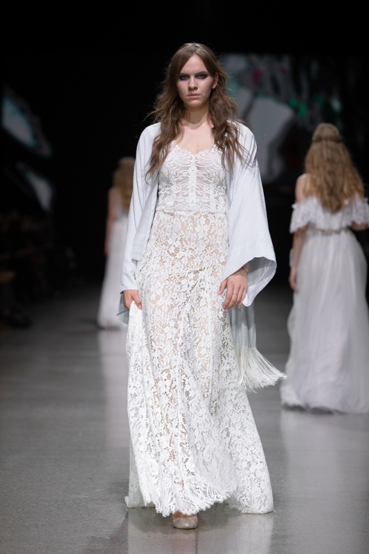 Rīgas modes nedēļa «Riga Fashion Week» piedāvā balto kleitu kolekciju KATYA KATYA LONDON 293532