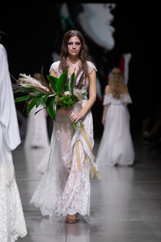 Rīgas modes nedēļa «Riga Fashion Week» piedāvā balto kleitu kolekciju KATYA KATYA LONDON 293533