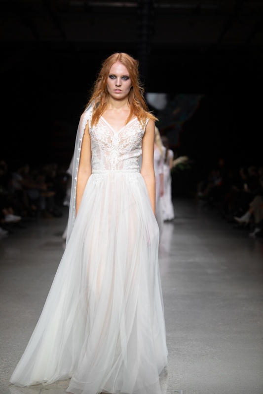 Rīgas modes nedēļa «Riga Fashion Week» piedāvā balto kleitu kolekciju KATYA KATYA LONDON 293534