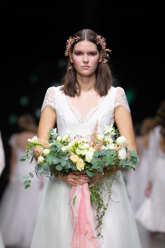 Rīgas modes nedēļa «Riga Fashion Week» piedāvā balto kleitu kolekciju KATYA KATYA LONDON 293536