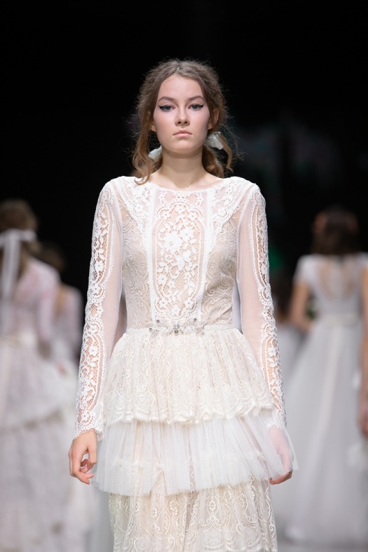 Rīgas modes nedēļa «Riga Fashion Week» piedāvā balto kleitu kolekciju KATYA KATYA LONDON 293538