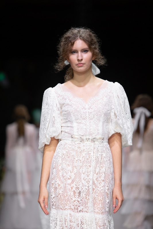 Rīgas modes nedēļa «Riga Fashion Week» piedāvā balto kleitu kolekciju KATYA KATYA LONDON 293539