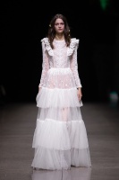 Rīgas modes nedēļa «Riga Fashion Week» piedāvā balto kleitu kolekciju KATYA KATYA LONDON 2