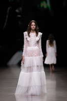 Rīgas modes nedēļa «Riga Fashion Week» piedāvā balto kleitu kolekciju KATYA KATYA LONDON 8