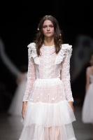 Rīgas modes nedēļa «Riga Fashion Week» piedāvā balto kleitu kolekciju KATYA KATYA LONDON 11