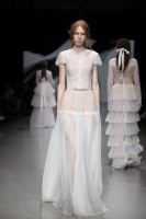 Rīgas modes nedēļa «Riga Fashion Week» piedāvā balto kleitu kolekciju KATYA KATYA LONDON 17