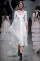 Rīgas modes nedēļa «Riga Fashion Week» piedāvā balto kleitu kolekciju KATYA KATYA LONDON 18