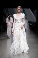 Rīgas modes nedēļa «Riga Fashion Week» piedāvā balto kleitu kolekciju KATYA KATYA LONDON 19
