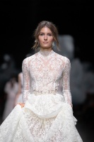 Rīgas modes nedēļa «Riga Fashion Week» piedāvā balto kleitu kolekciju KATYA KATYA LONDON 20
