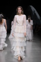 Rīgas modes nedēļa «Riga Fashion Week» piedāvā balto kleitu kolekciju KATYA KATYA LONDON 24