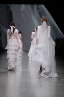 Rīgas modes nedēļa «Riga Fashion Week» piedāvā balto kleitu kolekciju KATYA KATYA LONDON 25