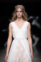 Rīgas modes nedēļa «Riga Fashion Week» piedāvā balto kleitu kolekciju KATYA KATYA LONDON 26